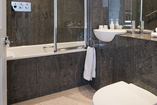 BATHROOM Alexandra Hotel 19_03_25-5.jpg