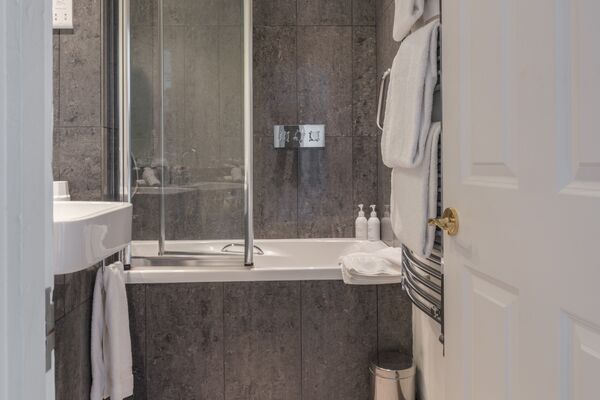 BATHROOM Alexandra Hotel - 18_03_25-3.jpg